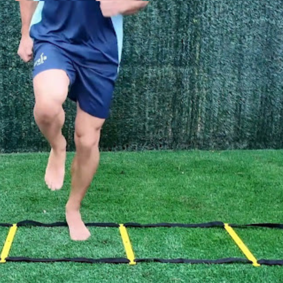 Equipo de fisioterapeutas en consulta de Sevilla tratando a un paciente