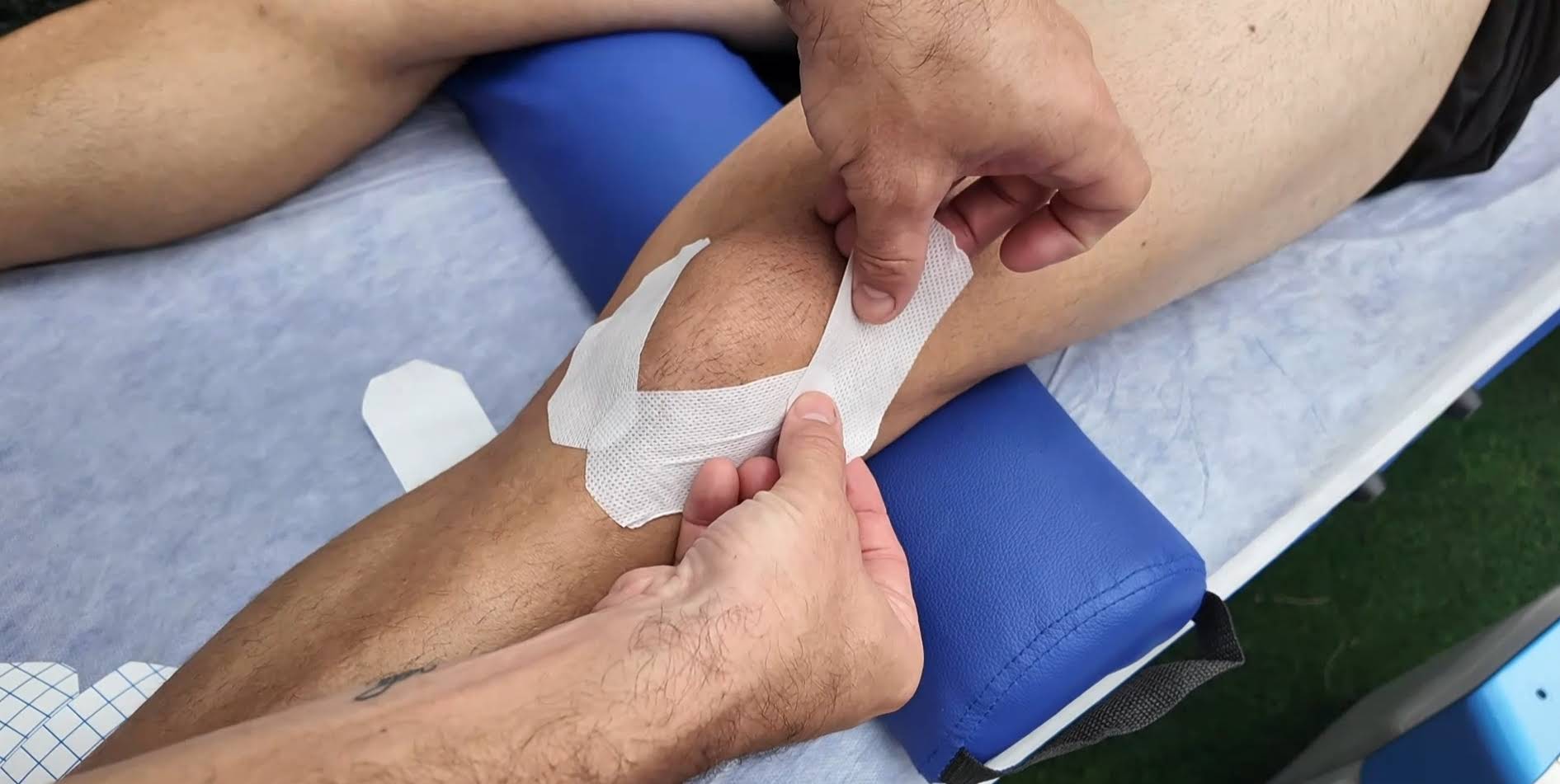 Equipo de fisioterapeutas en consulta de Sevilla tratando a un paciente