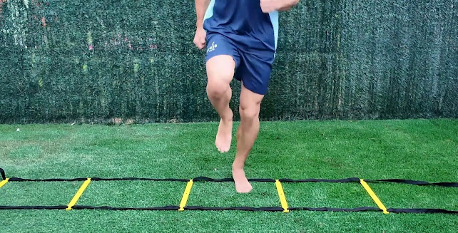 Equipo de fisioterapeutas en consulta de Sevilla tratando a un paciente