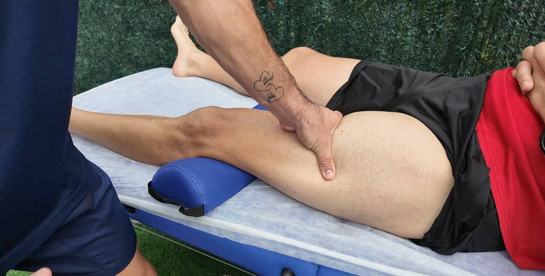 Equipo de fisioterapeutas en consulta de Sevilla tratando a un paciente