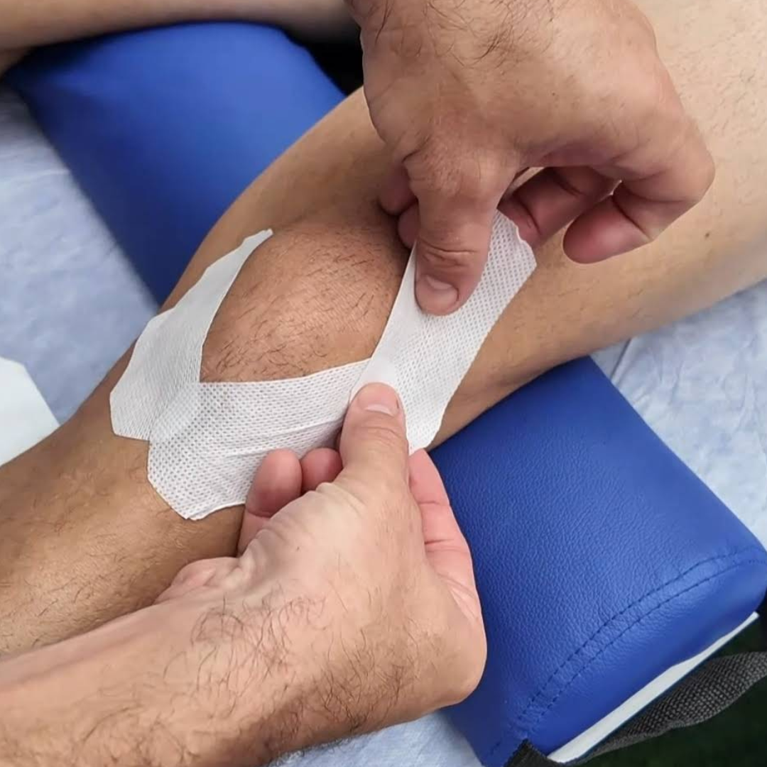 Equipo de fisioterapeutas de Sevilla tratando a un paciente traumatologia